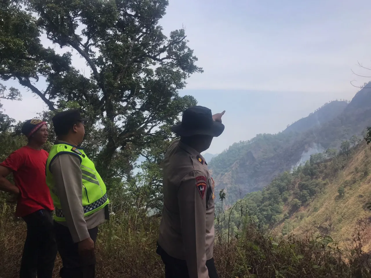 Polsek Kintamani Bersama Kelompok Sadar Wisata Pantau Titik Api Kebakaran di Lereng Gunung Abang*