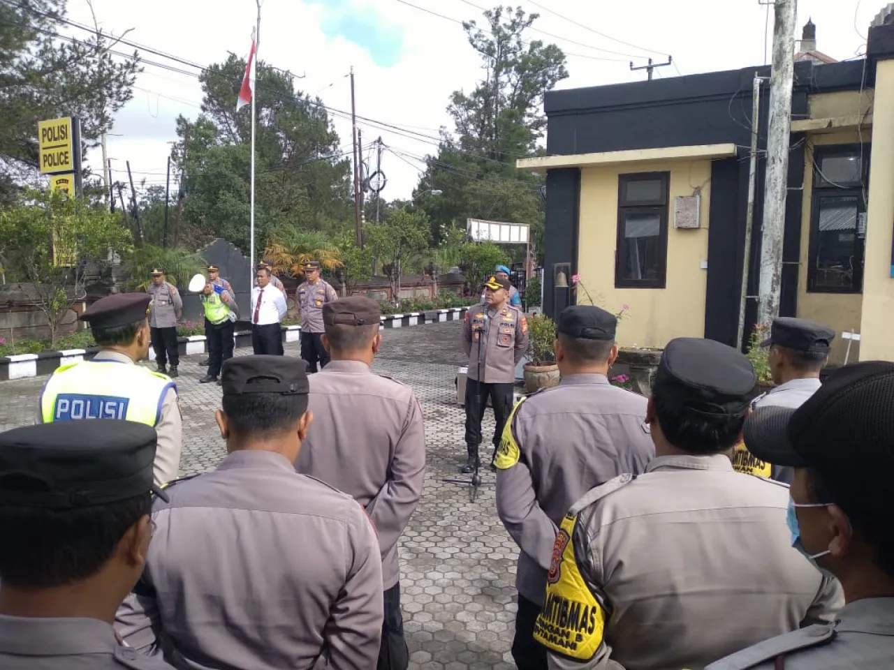 Kapolsek Kintamani memberikan arahan dalam apel di hari Selasa, ini katanya