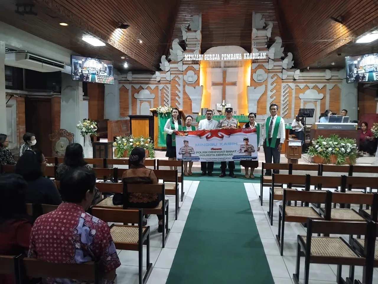 Melalui Minggu Kasih Bhabinkamtibmas Polsek Denbar Jalin Kedekatan Dengan Jemaat Dan Pengurus Gereja