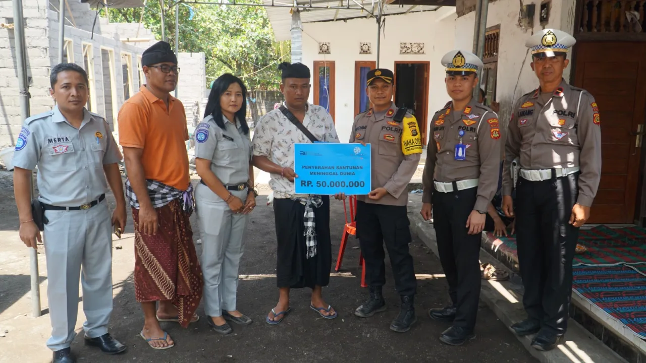 6 Orang Meninggal Laka-Lantas, Polres Karangasem Dampingi Jasa Raharja Berikan Santunan