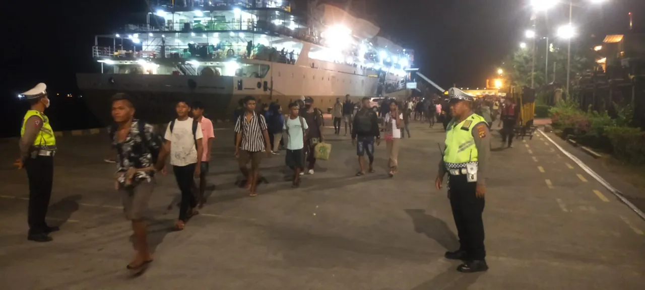 Kapal KM Binaya Sandar, Seluruh Barang Penumpang Turun Diperiksa.