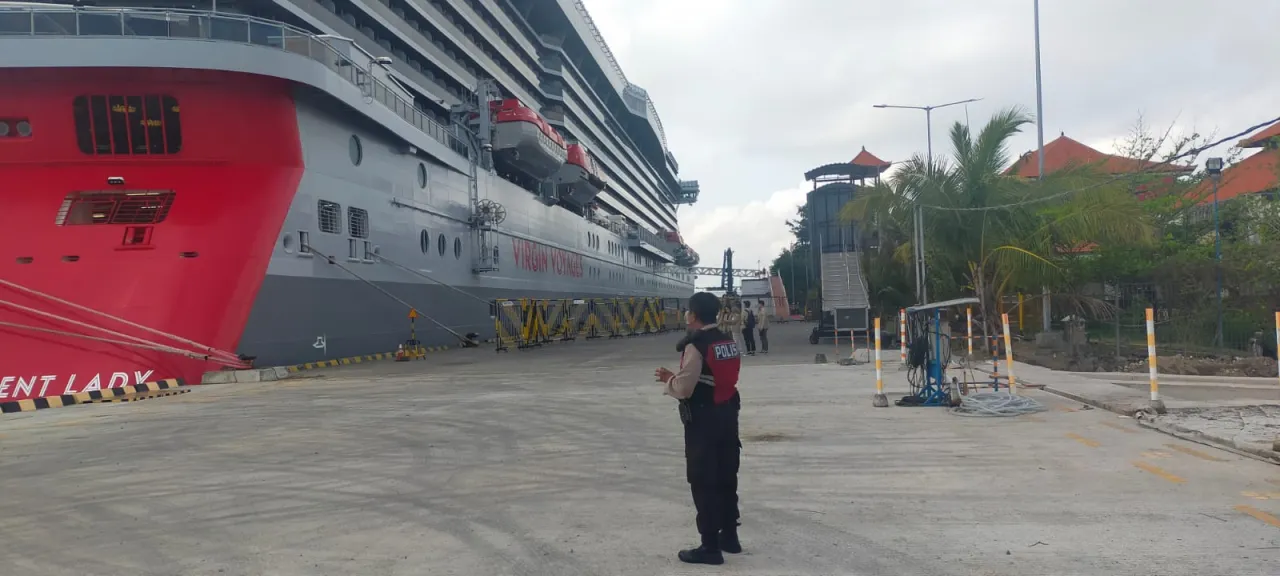 Dua Kapal Pesiar Sandar Di Pelabuhan Benoa, Personil Polsek BenoaTertibkan Parkir Liar