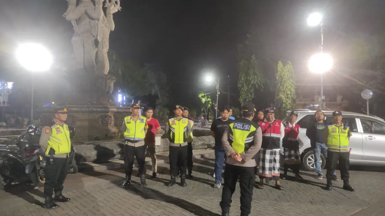 Minimalisir Gangguan Kamtibmas Kapolsek Denpasar Barat Pimpin Apel Kesiapan Patroli Malam Minggu