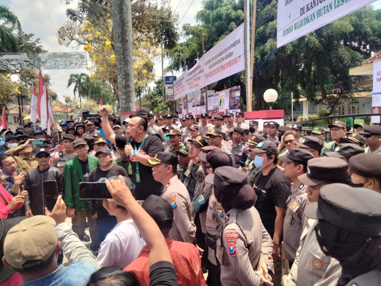 Ajakan Kembalikan Fungsi Hutan Secara Proporsional Oleh Perhutani Blitar Malah di Respon Dengan Demo
