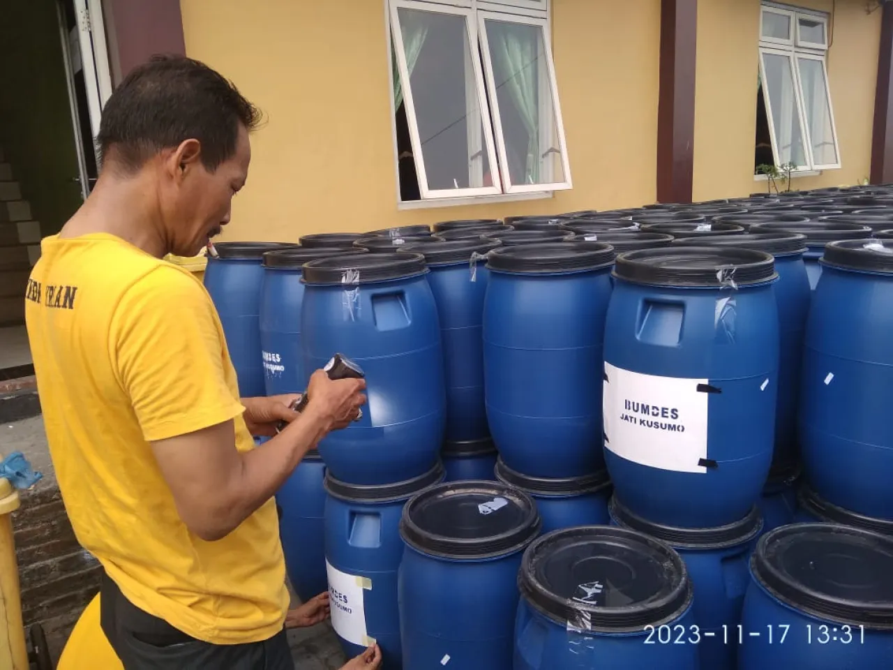 Pemdes Sedenganmijen Realisasikan Bantuan BK Provinsi Beli 900 Tong Sampah