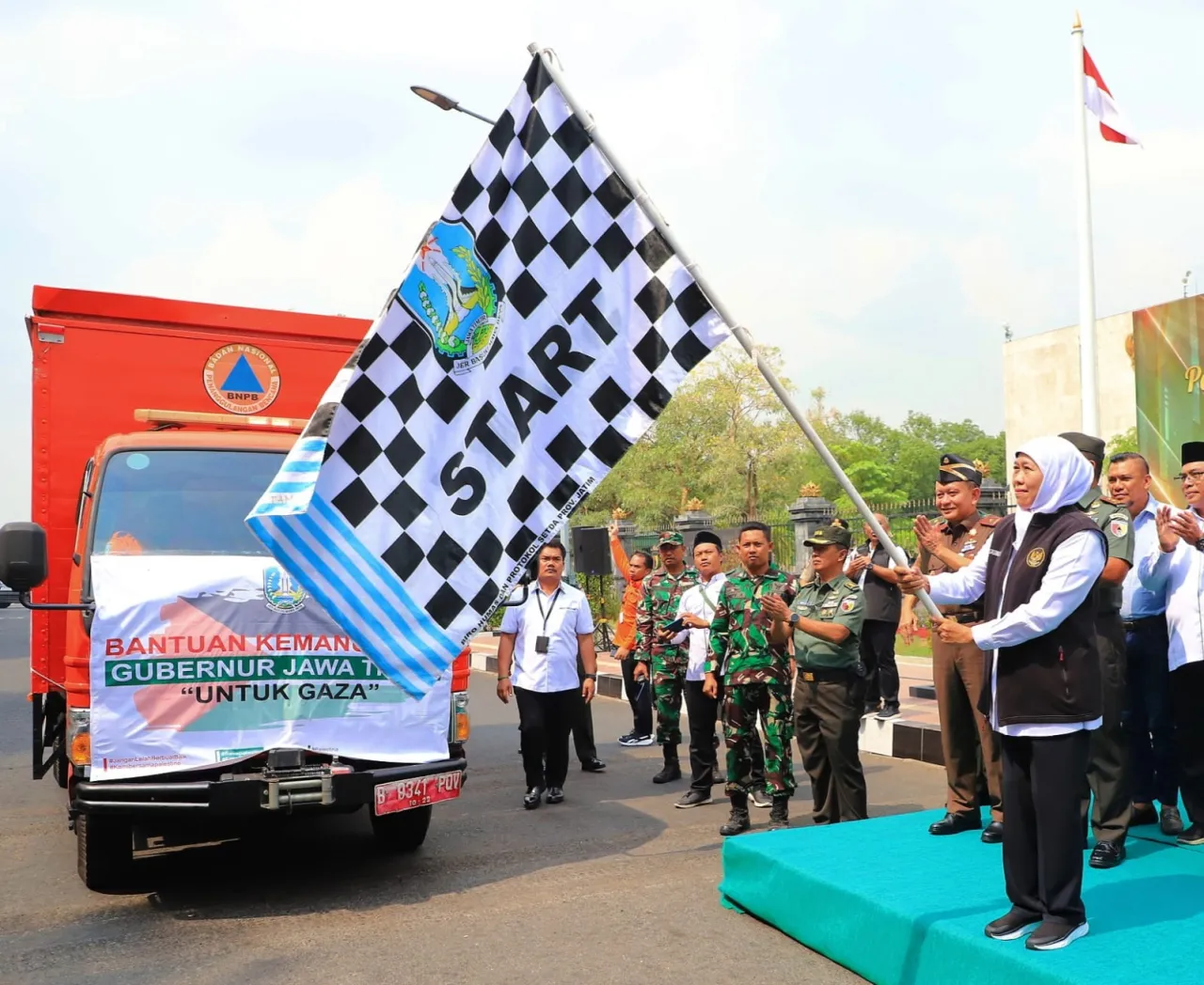 Khofifah Berangkatkan 81 Truk Bantuan Kemanusiaan Untuk Palestina