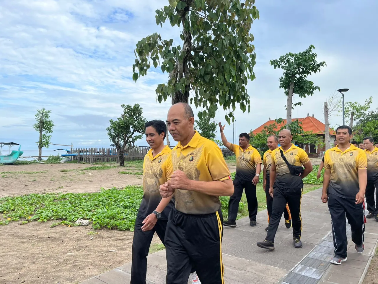 Polres Bandara Ngurah Rai Giat Olah Raga Jalan Santai