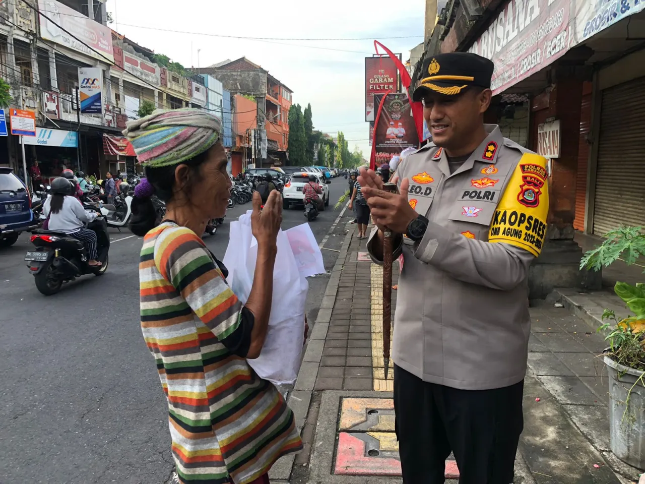 Kapolres Tabanan Spontanitas Bagikan Sembako Kepada Masyarakat Kurang Mampu
