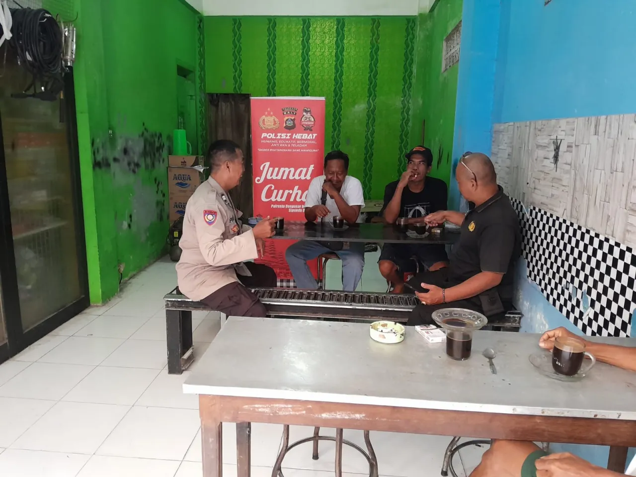 Jumat Curhat, Polsek Denpasar Utara Ajak Masyarakat Ngobrol Santai di Warung Kopi