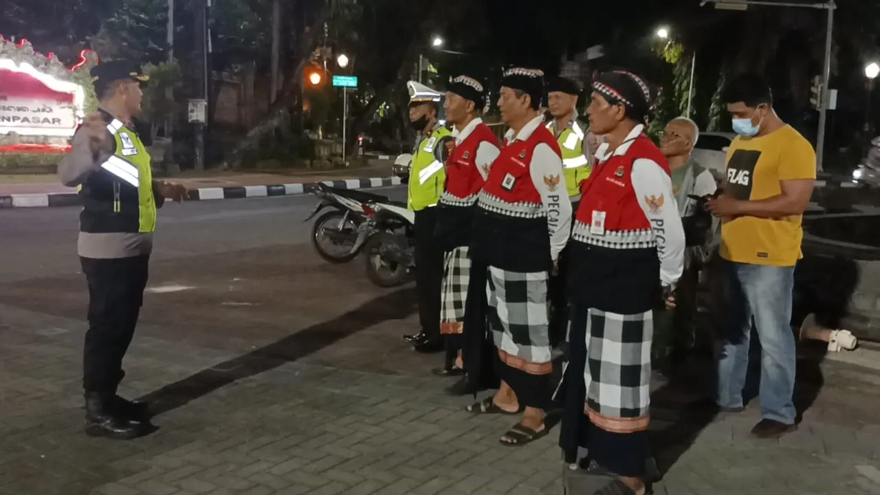 Bluelight Patrol Malam Minggu Kapolsek Denbar Ajak Masyarakat Patuhi Peraturan Pemkot Denpasar