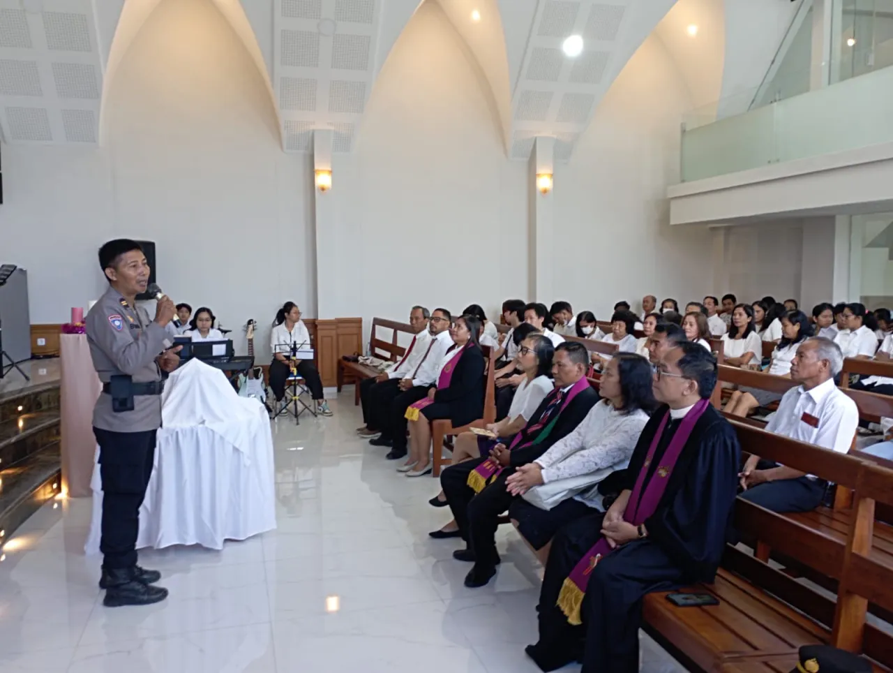 Menjaga Keharmonian Bersama Jemaat Gereja Polsek Denpasar Barat Laksanakan Program Minggu Kasih