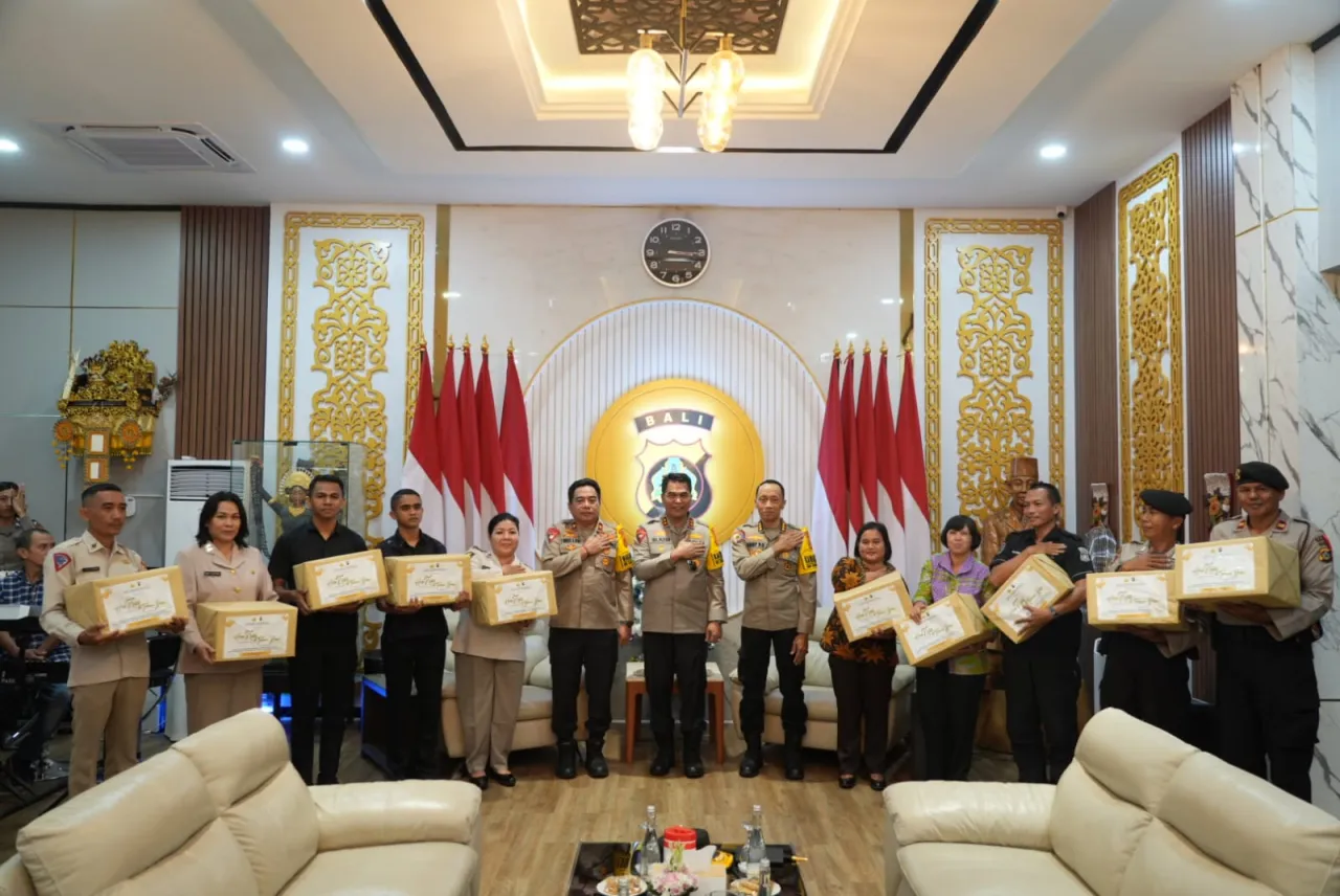 Kapolda Bali Serahkan Bingkisan Natal Kepada Personel Polri dan PNS Yang Beragama Nasrani*