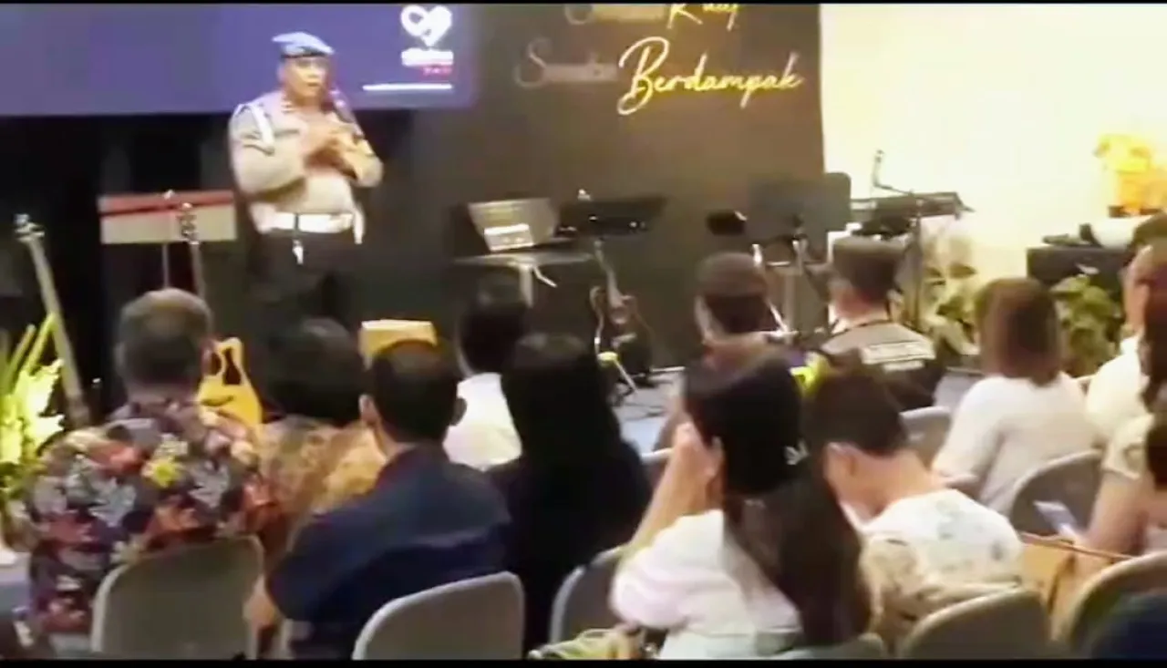 Laksanakan Program Minggu Kasih Polsek Denbar Jalin Kedamaian Natal Bersama Jemaat Gereja