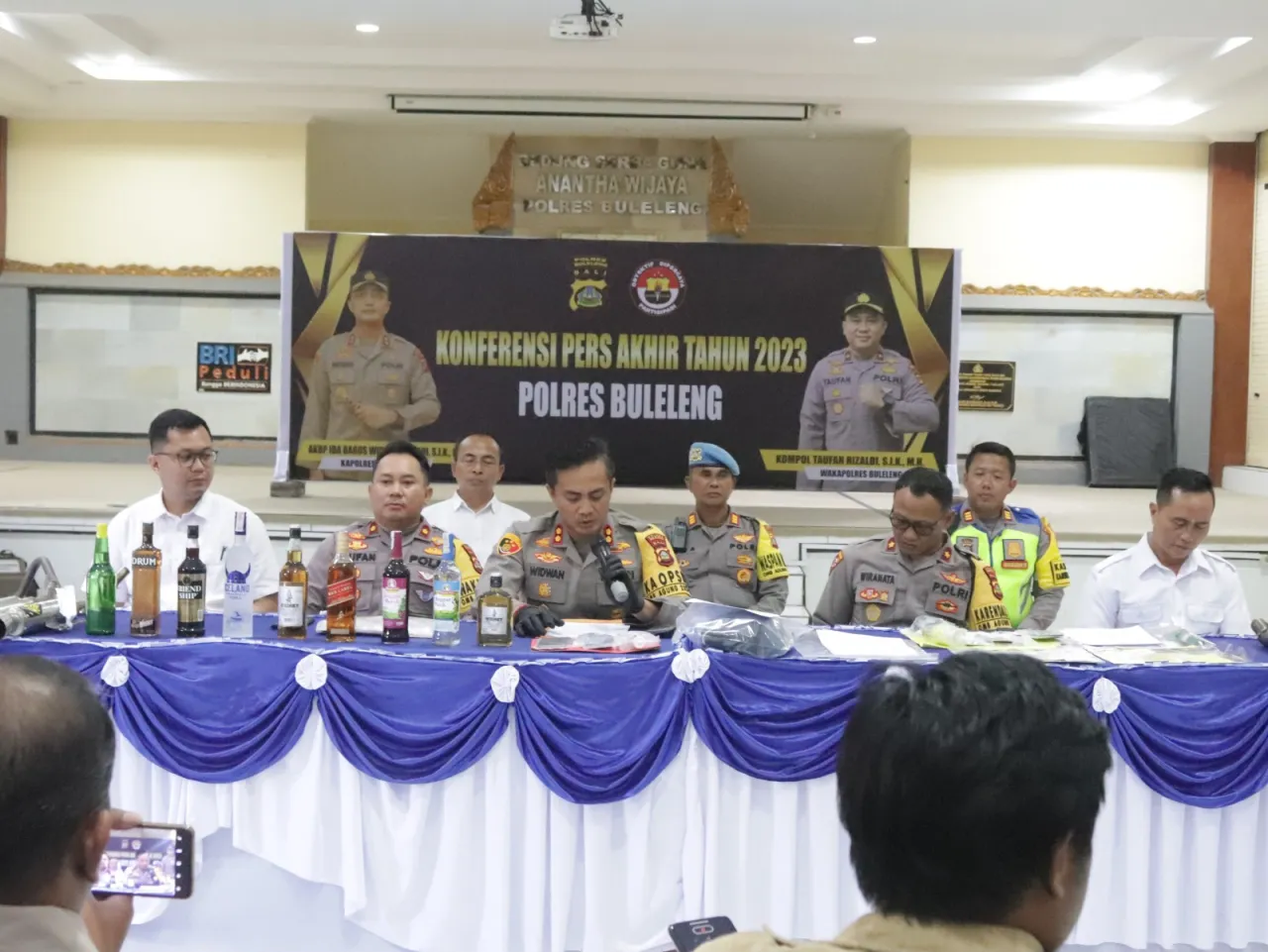 Polres Buleleng, Gelar Press Release Gangguan Kamtibmas Akhir Tahun 2023, Dipimpin Kapolres Buleleng.