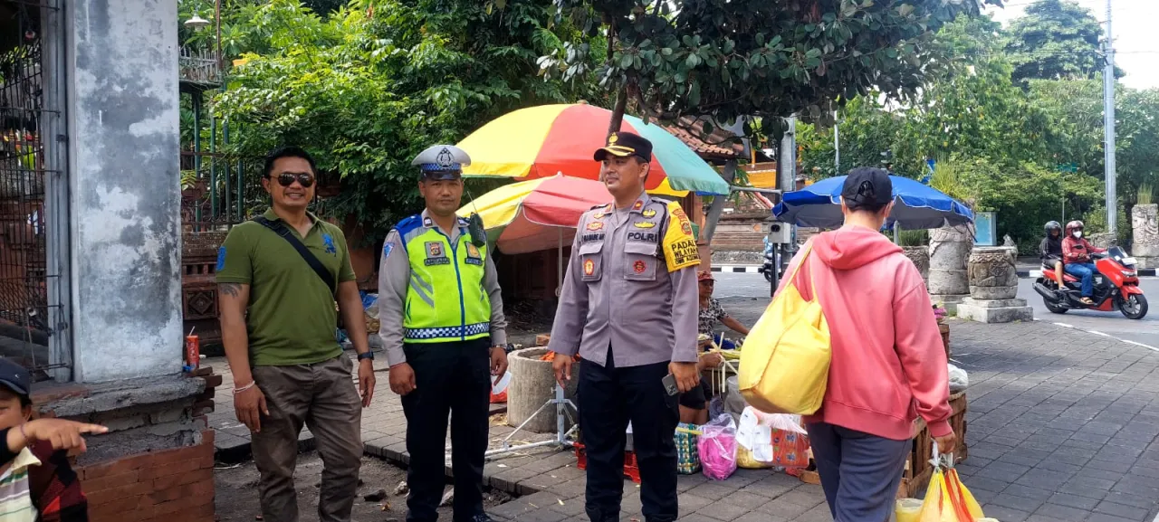 Simpatisan DPC PDIP Kota Denpasar Gelar Kampanye Bazaar Buah Polsek Denbar Beri Pengamanan