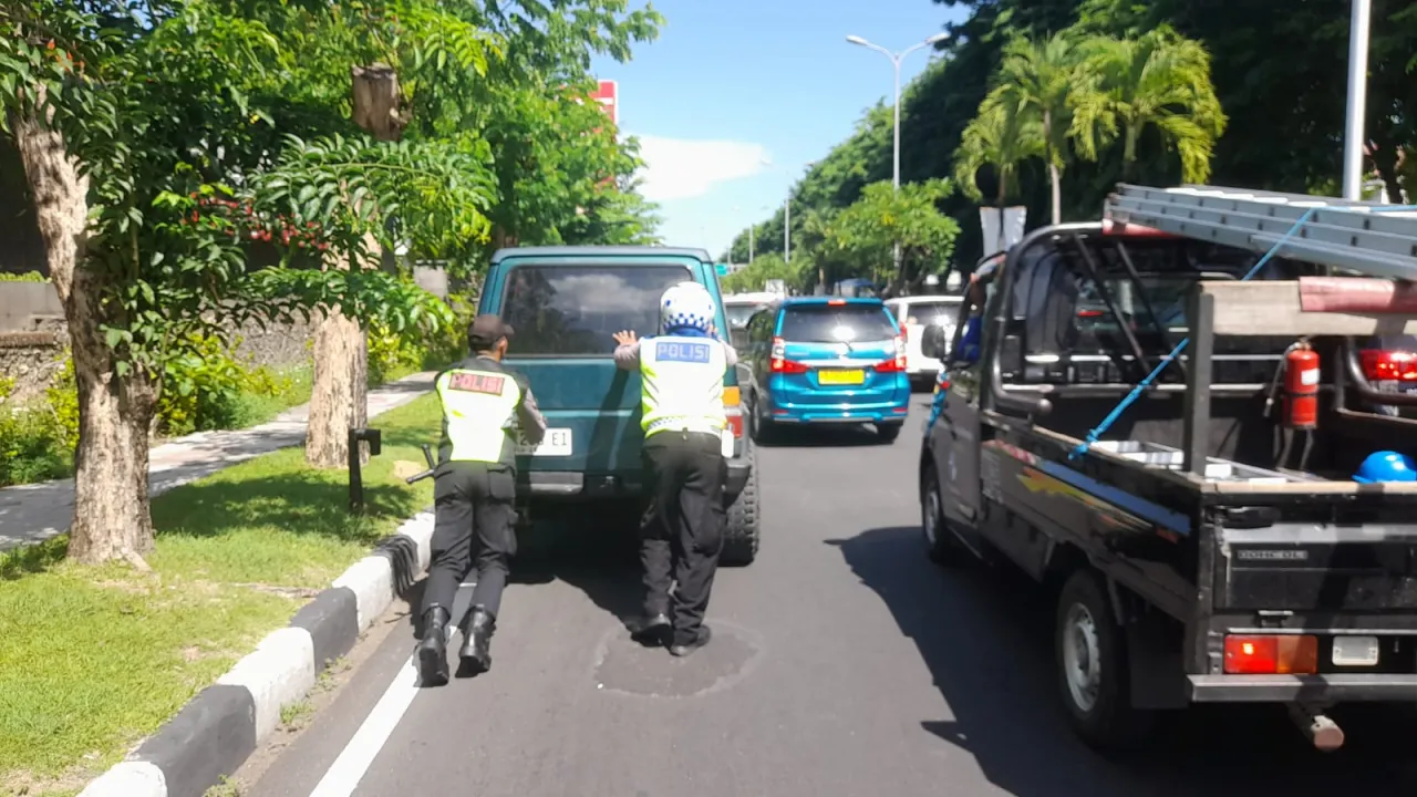 Gerak Cepat Personil Polres Bandara Dorong Dua Mobil Mogok