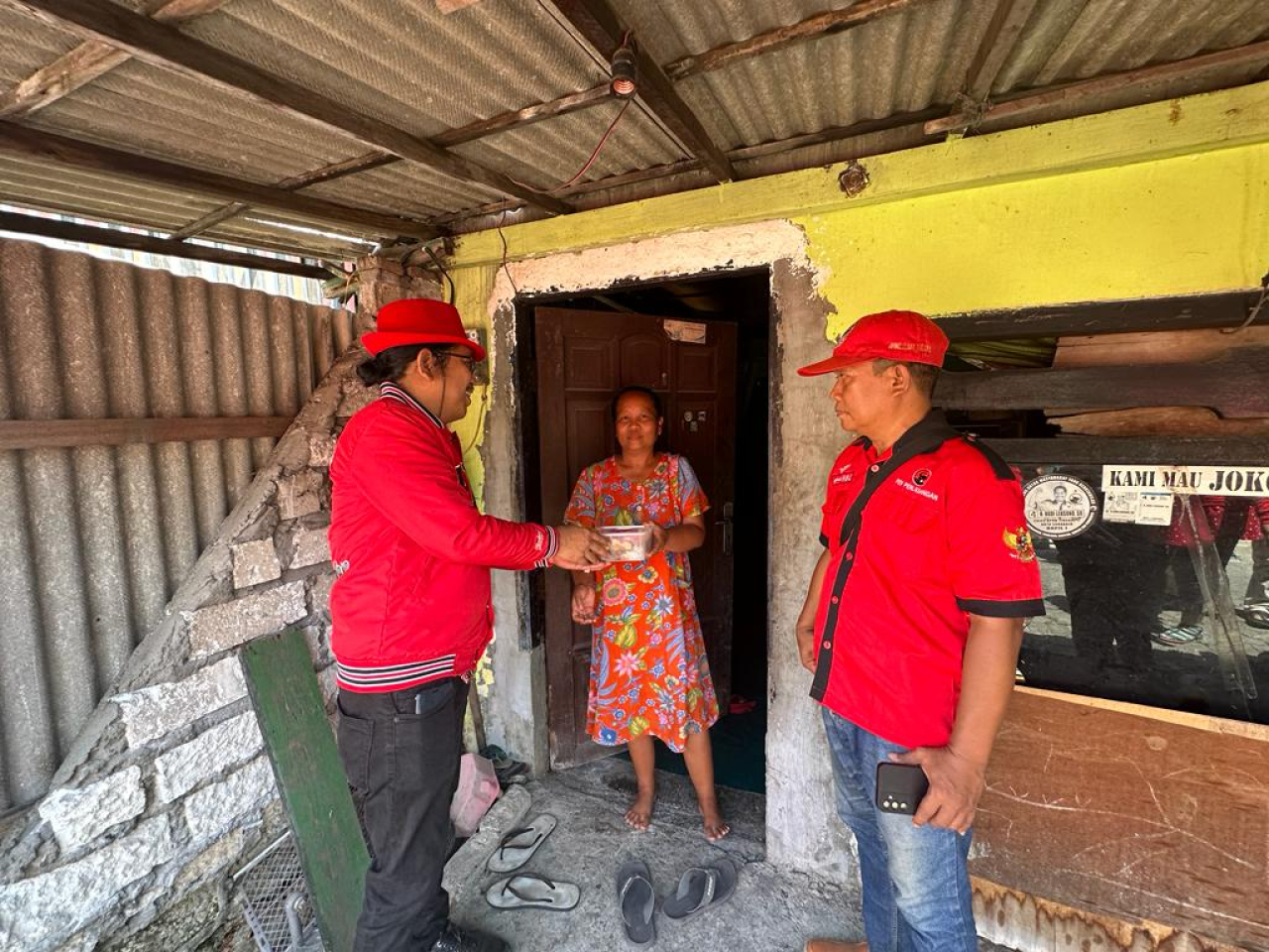 Komunitas Bulek's 99 Tidak Henti Hentinya Bagikan Nasi Kotak Setiap Jumat