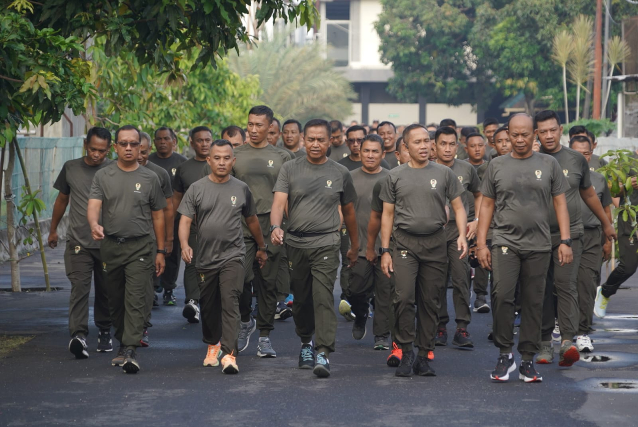 Tutup Akhir Tahun 2023, Pangdam IX/Udayana Olahraga Bersama Dengan Prajurit dan PNS