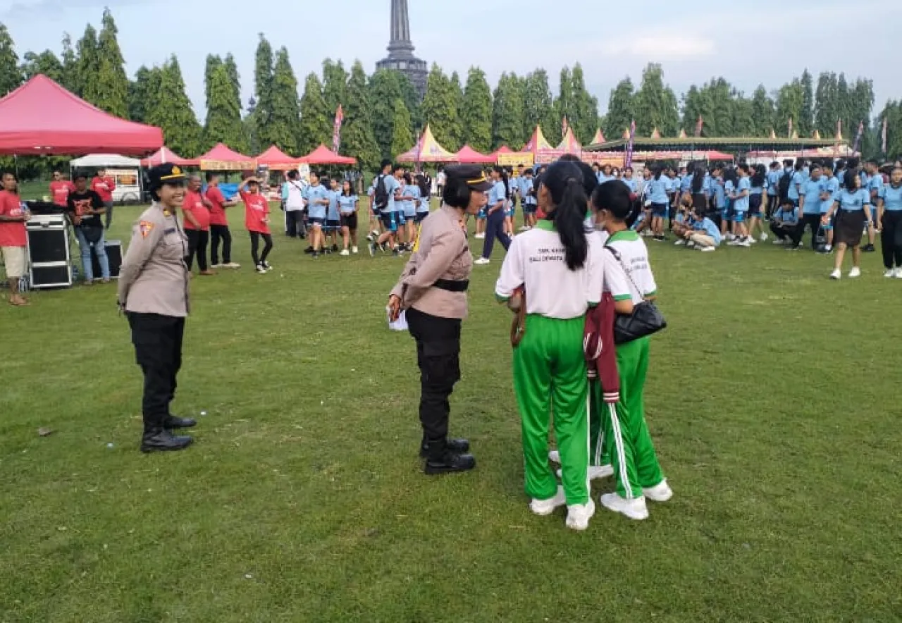Kegiatan Jalan Sehat di Renon: Polsek Dentim Berikan Pengamanan Optimal