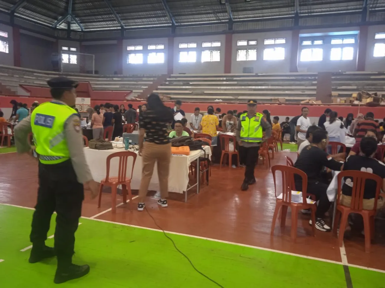 Proses Pelipatan Kertas Suara dijaga ketat oleh Personil OMB Polres Karangasem