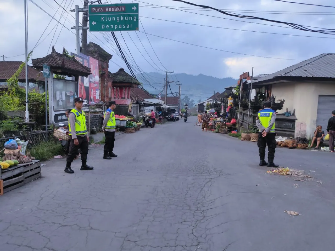 Personil Polsek Selat Laksanakan Pengaturan Lalu Lintas guna Cegah Laka Lantas