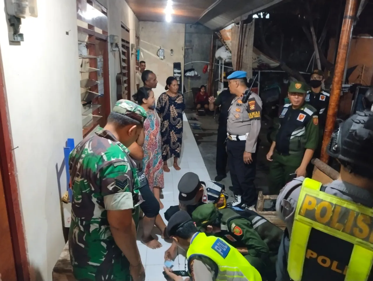 Pertahankan Kondusifitas Wilayah Jelang Pencoblosan Polsek Denbar Laksanakan Patroli Tiga Pilar