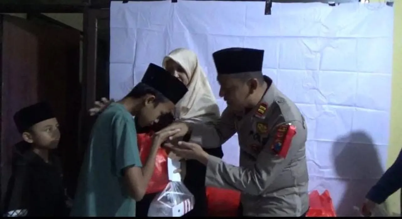 Polsek Maesan Bondowoso Isi Malam Tahun Baru Dengan Santuni Anak Yatim Piatu