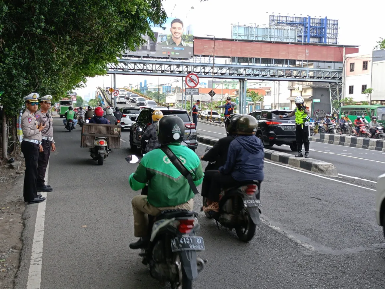 Flyover Layang Mayangkara ( Wonokromo ) Resmi di Tutup Untuk Pengendara Roda 2 Menimbulkan Korban