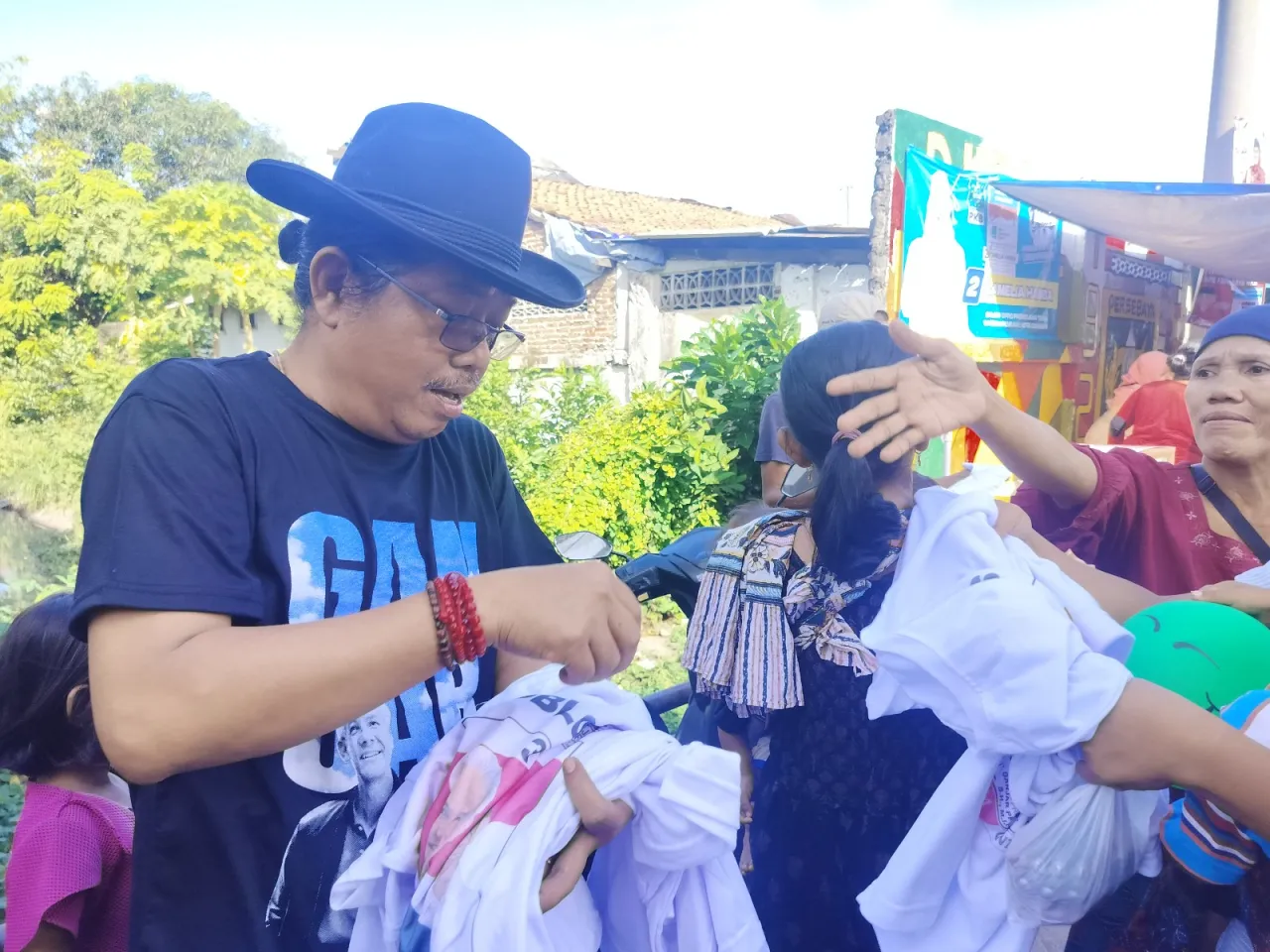Tim Bulekx Bagi Bagi Kaos Ganjar dan Antusias Warga Saat Nerima Kaos Ganjar