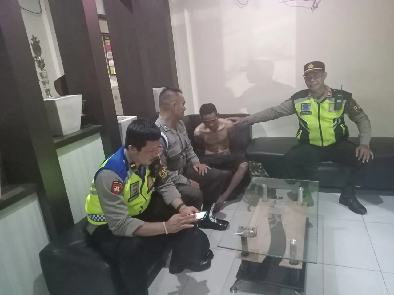 Rutin Pantau Wilayah Bluelight Patrol Polsek Denbar Amankan Pelaku Pencurian Handphone