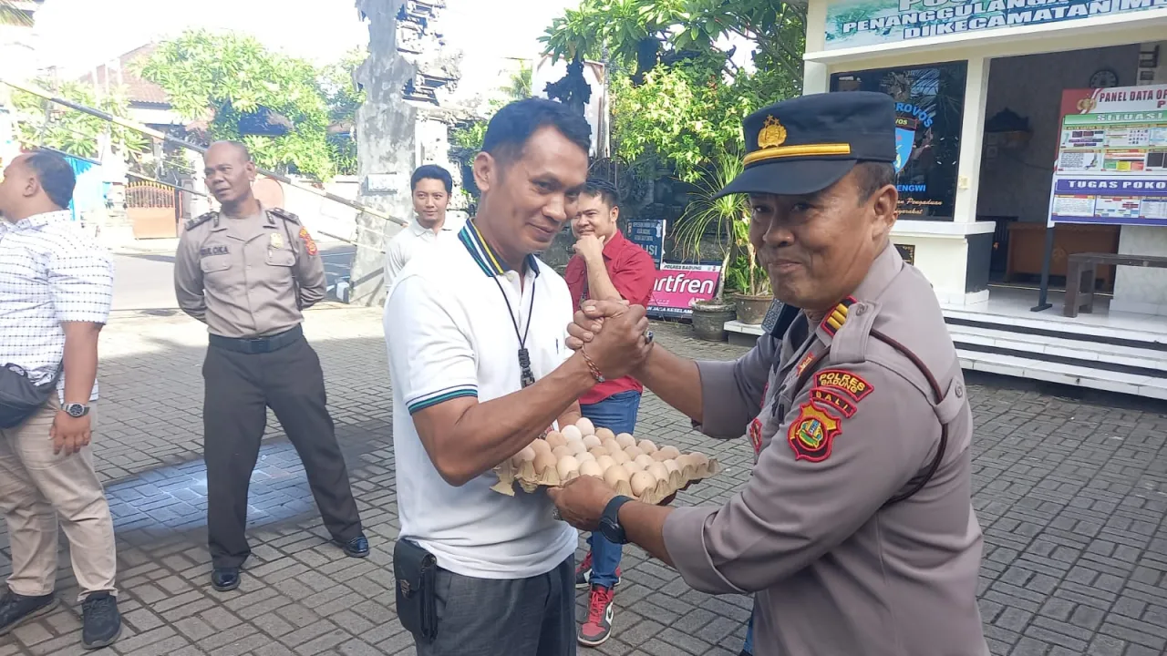 Wujud Kepedulian ke Anggota, Kapolsek Mengwi Bagikan Bingkisan