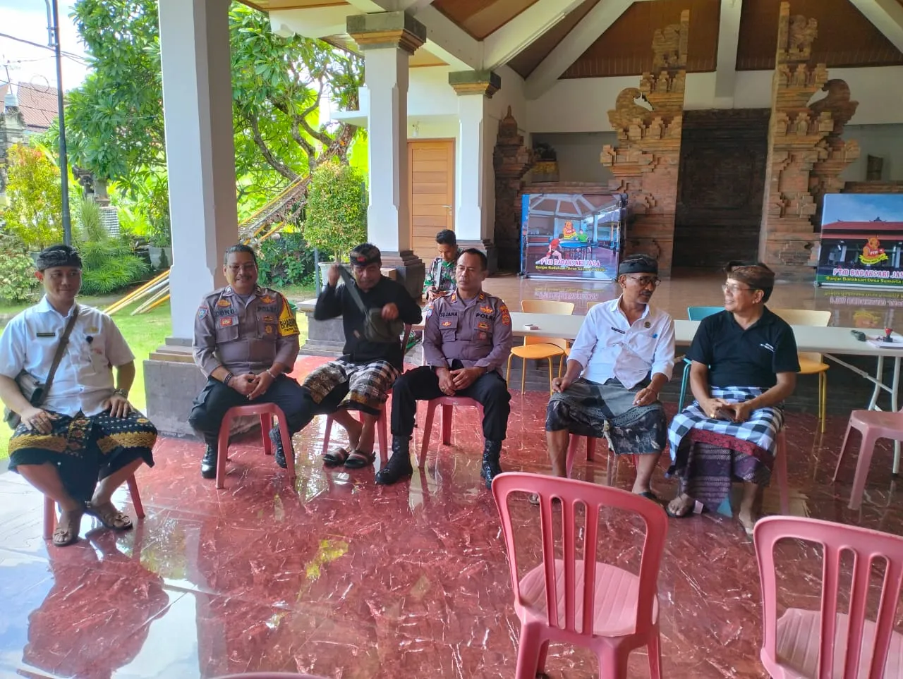 Sampaikan Pesan Kamtibmas, Bhabinkamtibmas Desa Sumerta Kelod Lakukan Sambang Dialogis Menjelang Pemilu 2024