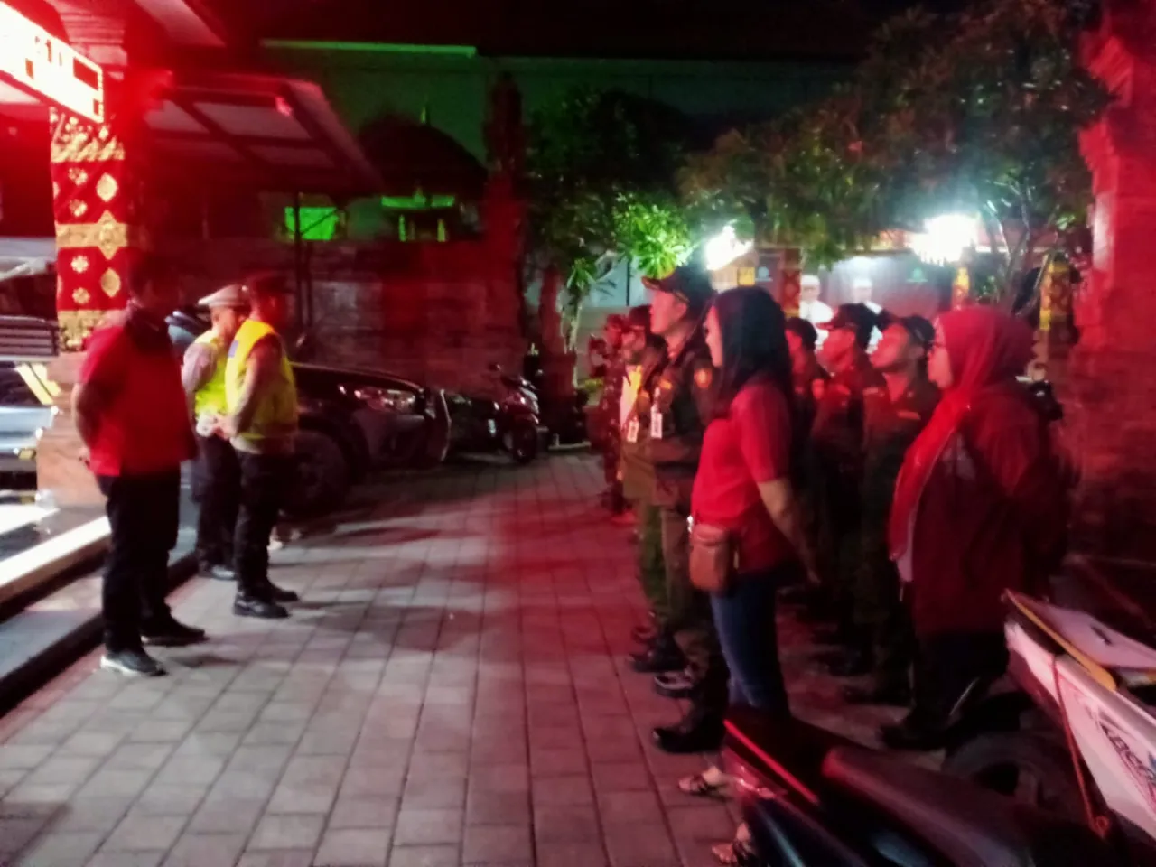Patroli Bersama Tiga Pilar Polsek Denbar Ajak Warga Pendatang Tertib Administrasi Jelang Pencoblosan
