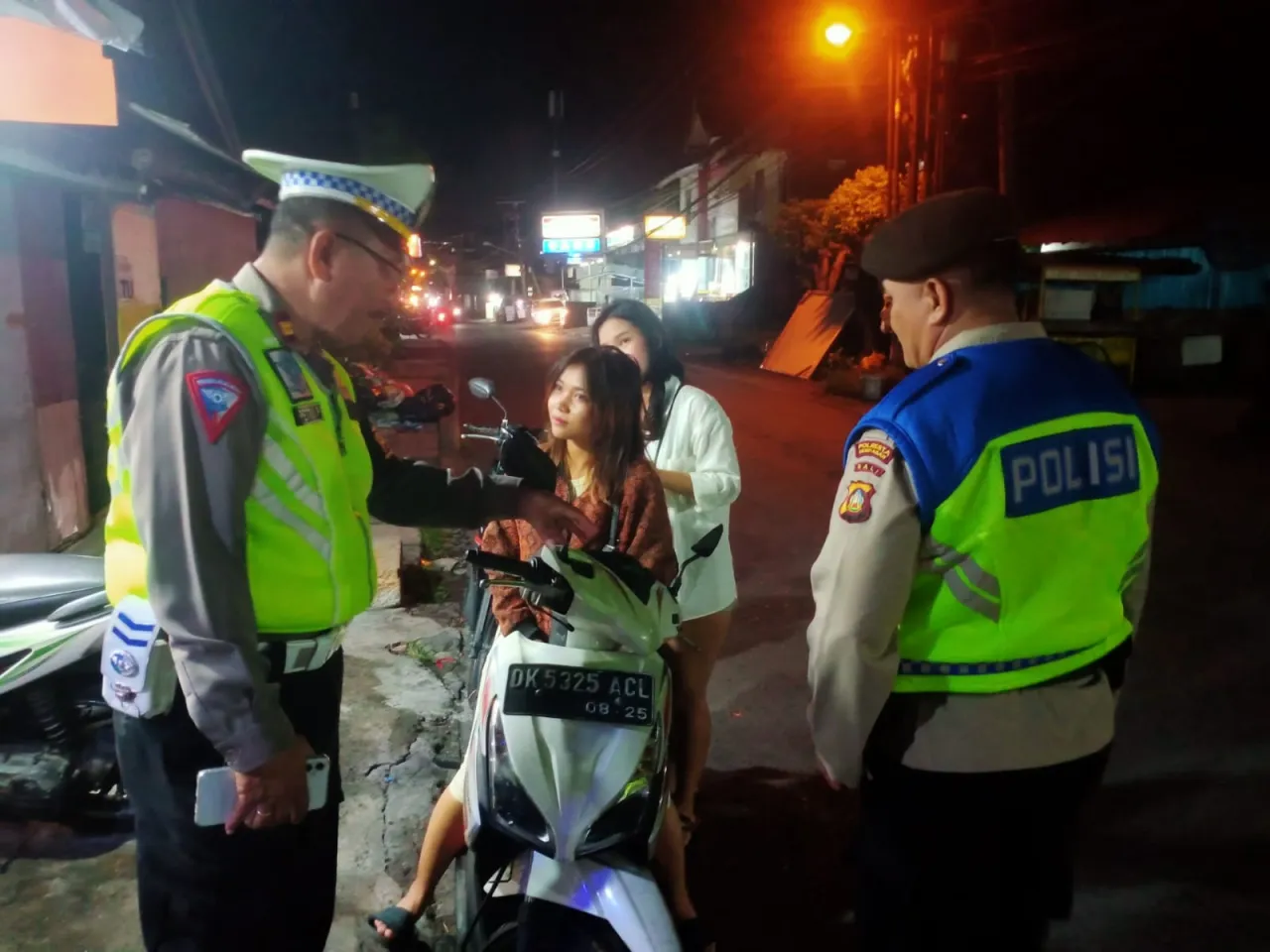 Jaga Kondusifitas Wilayah Patroli Polsek Denbar Pantau Aktivitas Masyarakat Dimalam Hari