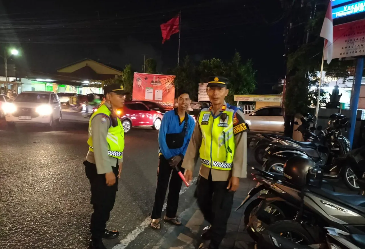 H-1 Pencoblosan Bluelight Patrol Polsek Denbar Utamakan Patroli Dialogis Dengan Masyarakat