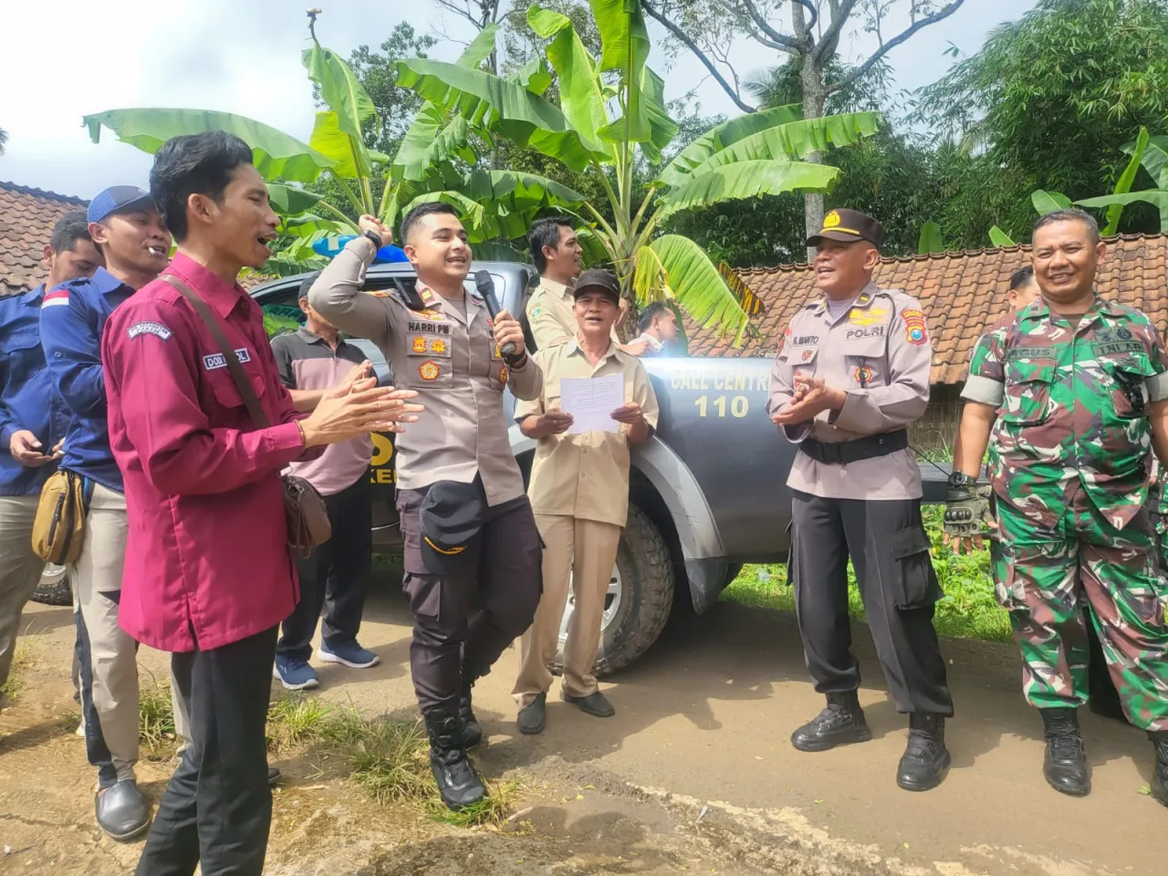 POLISI DI BONDOWOSO HIMBAU MASYARAKAT UNTUK TIDAK GOLPUT DENGAN TRADISI RONJENGAN