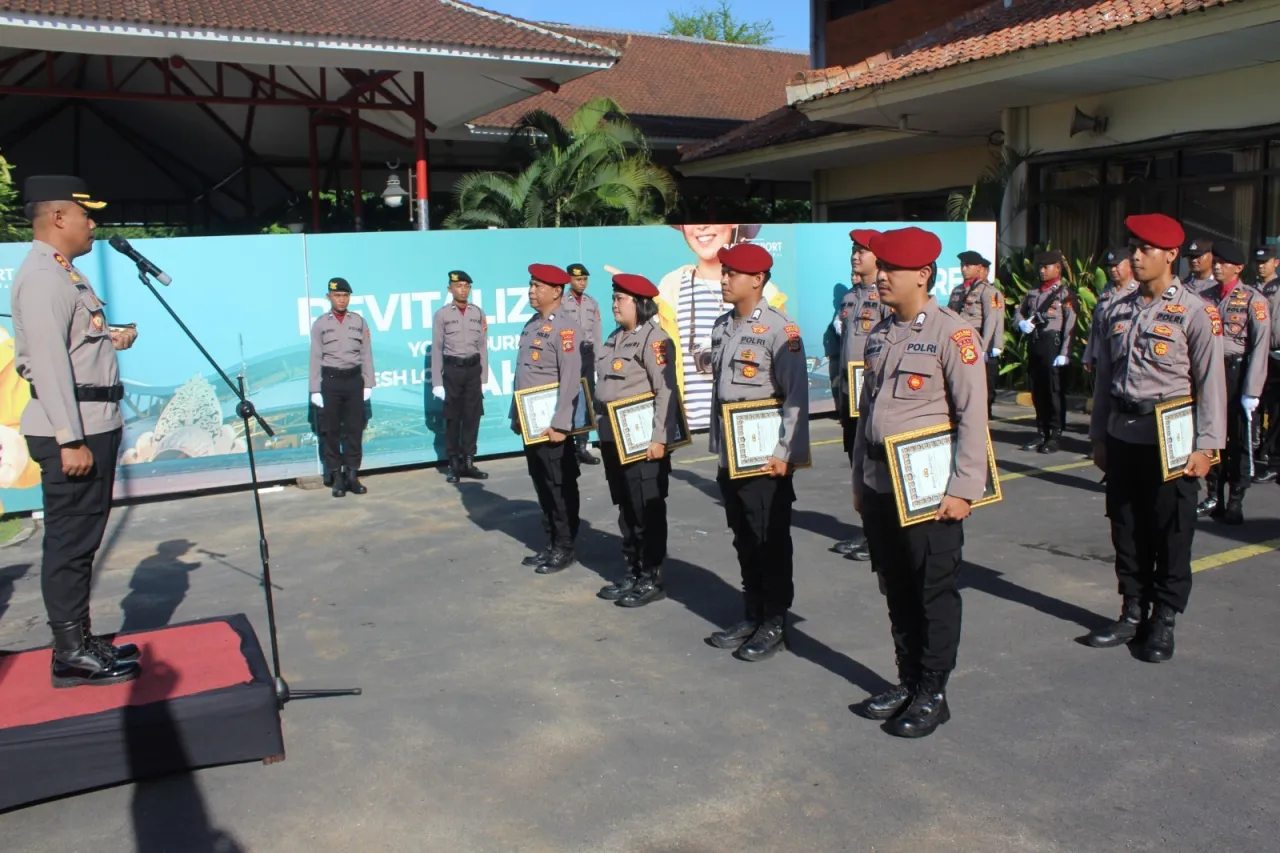 Dinilai Berprestasi, Enam Personil Polres Bandara Dapat Penghargaan