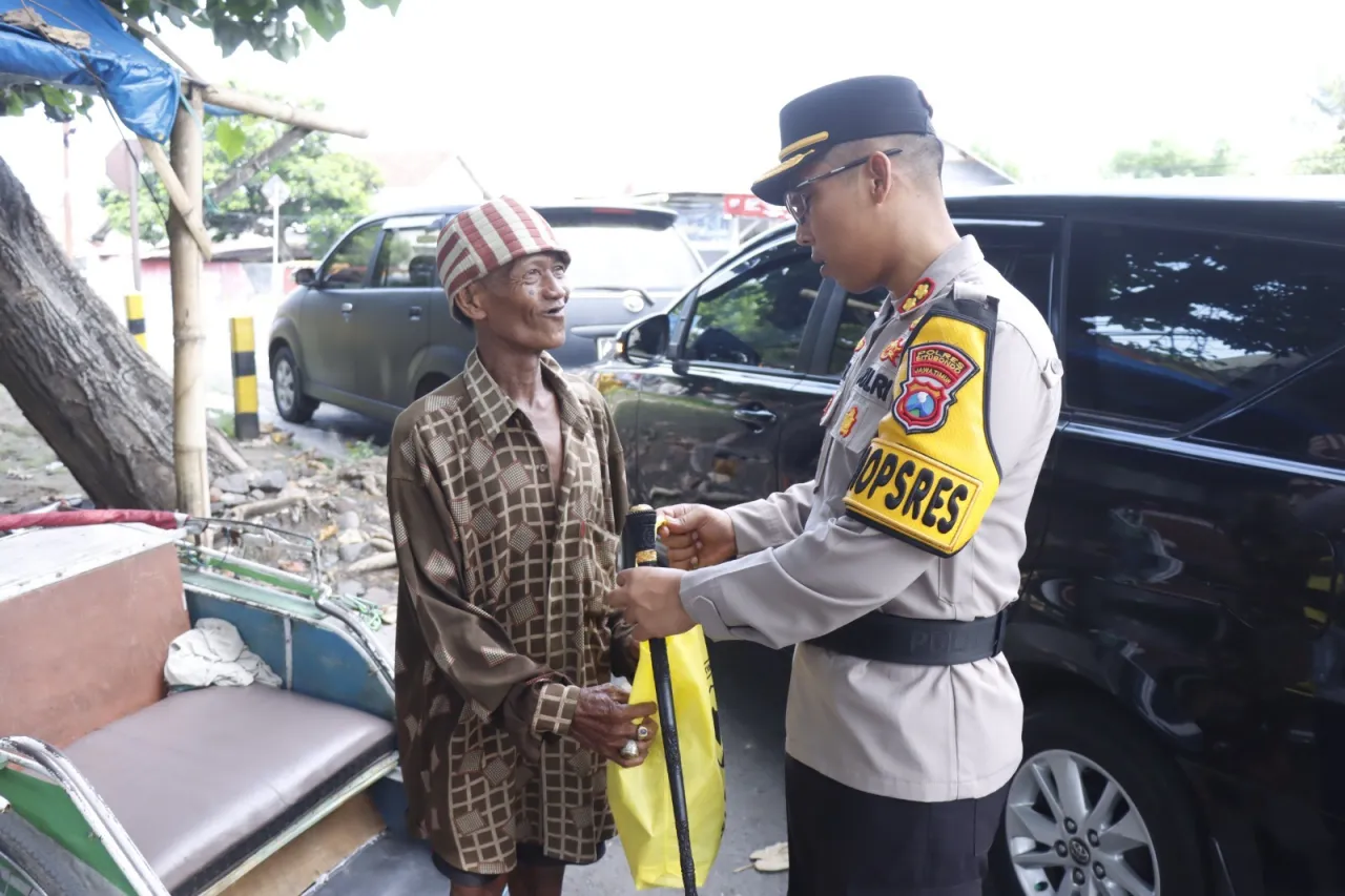 Kapolres Situbondo Bagikan Sembako ke Warga Tidak Mampu, Bentuk Apresiasi