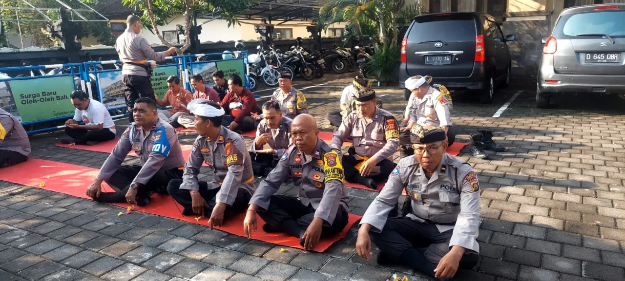 Polsek Denbar Gelar Sembahyang Purnama Sasih Kesanga Memohon Kedamaian Pasca Pemilu 2024