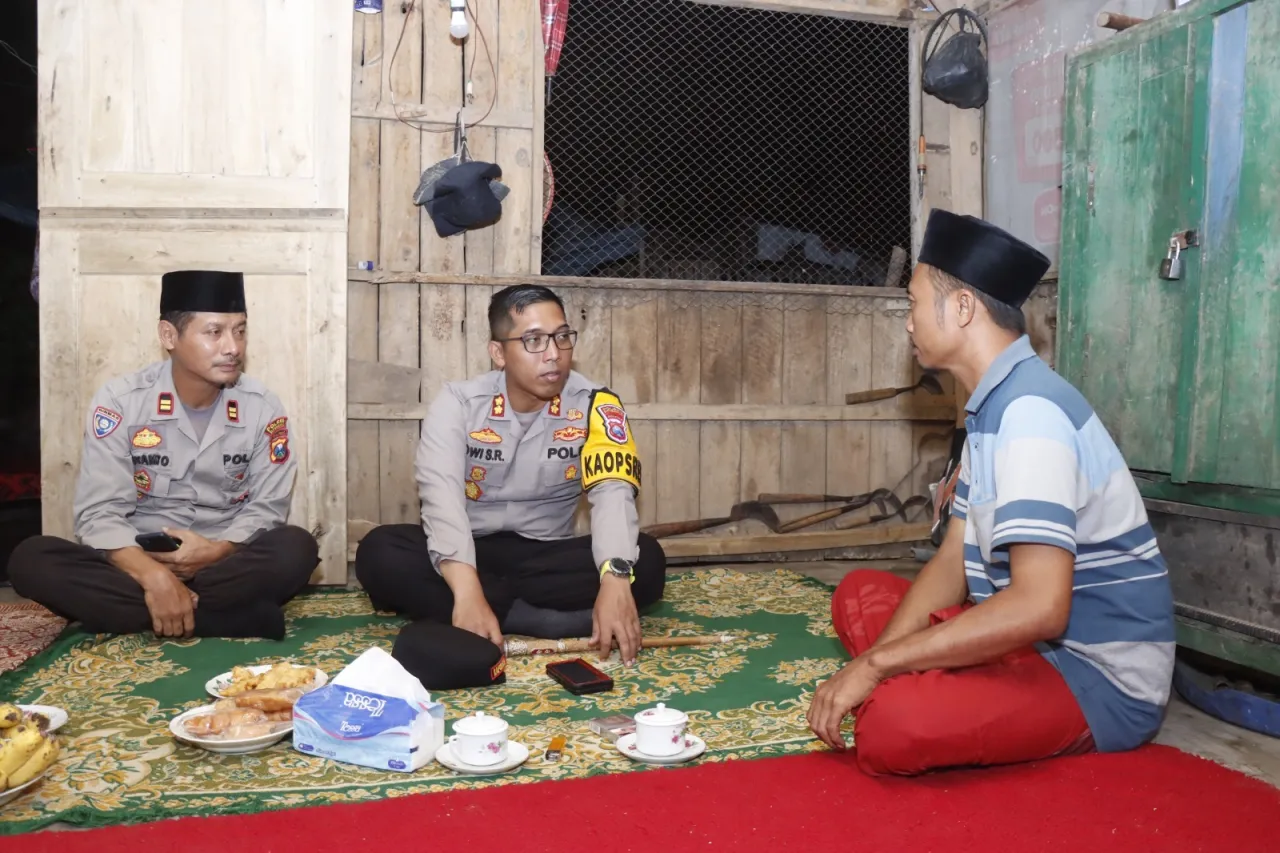 Kapolres Situbondo Sambangi Petugas PPS yang Sakit dan Alami Musibah