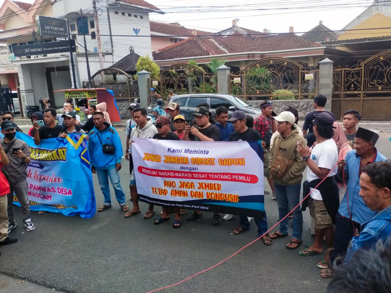 Aliansi Masyarakat Pemuda Rambipuji dan Panti Utara Geruduk Kantor KPU-Bawaslu Kabupaten Jember