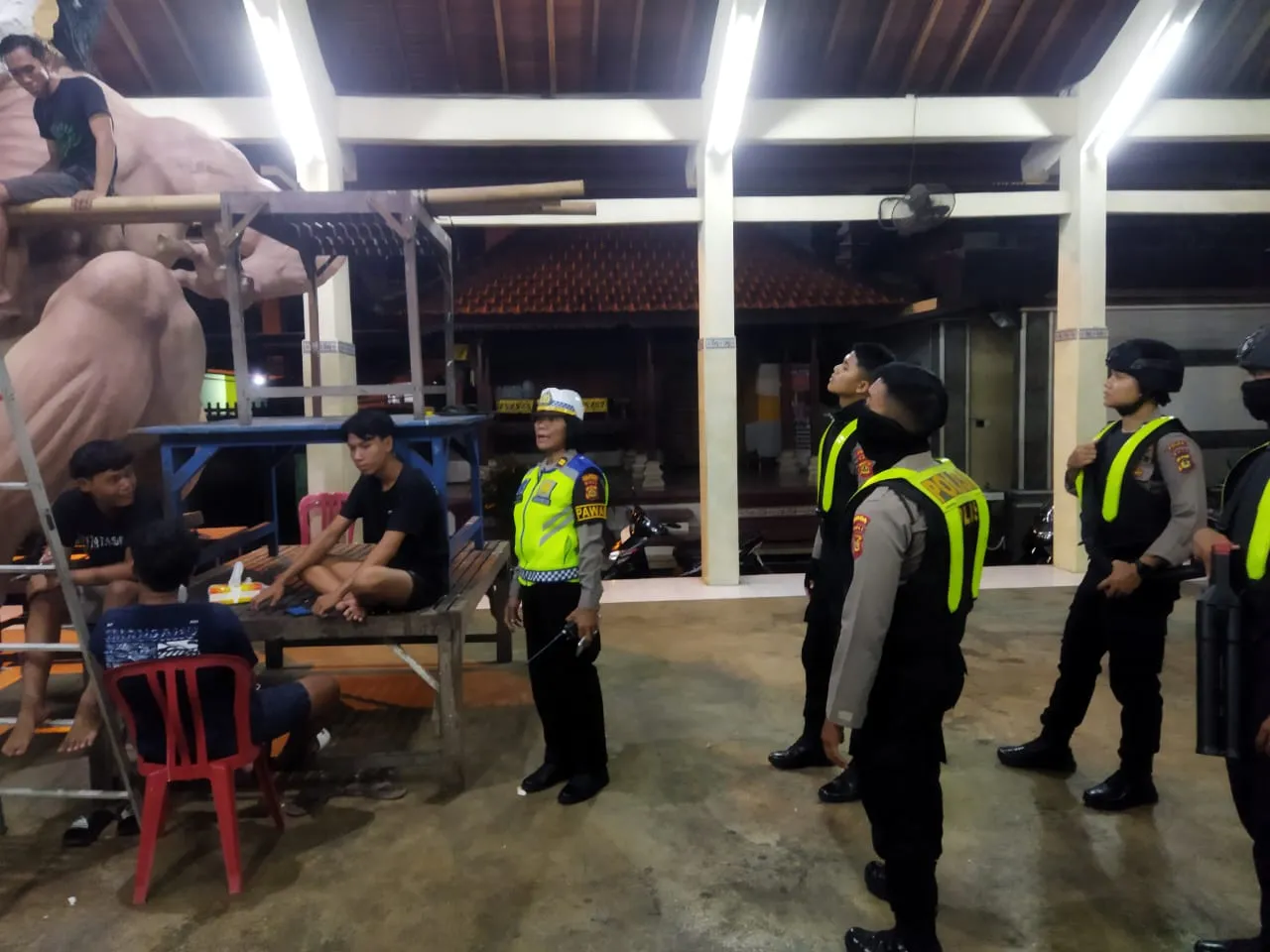 Cegah Aksi Kejahatan Jalanan Dan Pengrusakan Ogoh-Ogoh Bung Troli Polsek Denbar Perkuat Patroli Subuh