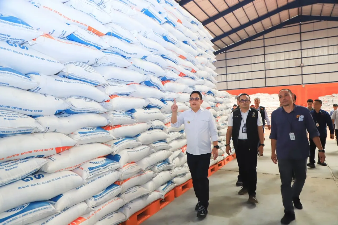 Pj. Gubernur Adhy Pastikan Stok Beras Jatim Aman Hingga 6 Bulan Ke Depan