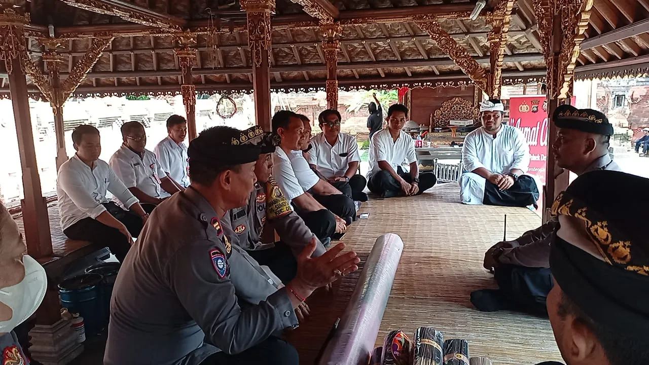 Bahas Keamanan Jelang Hari Raya Nyepi: Polsek Dentim Gelar Jumat Curhat Bersama Para Kadus
