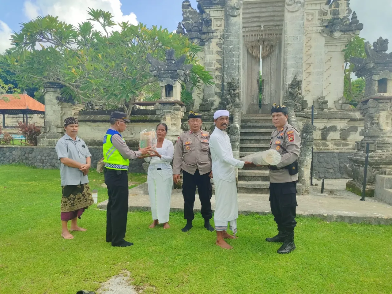 Polsek Kuta Selatan Gelar Jumat Curhat di Pura Gunung Payung