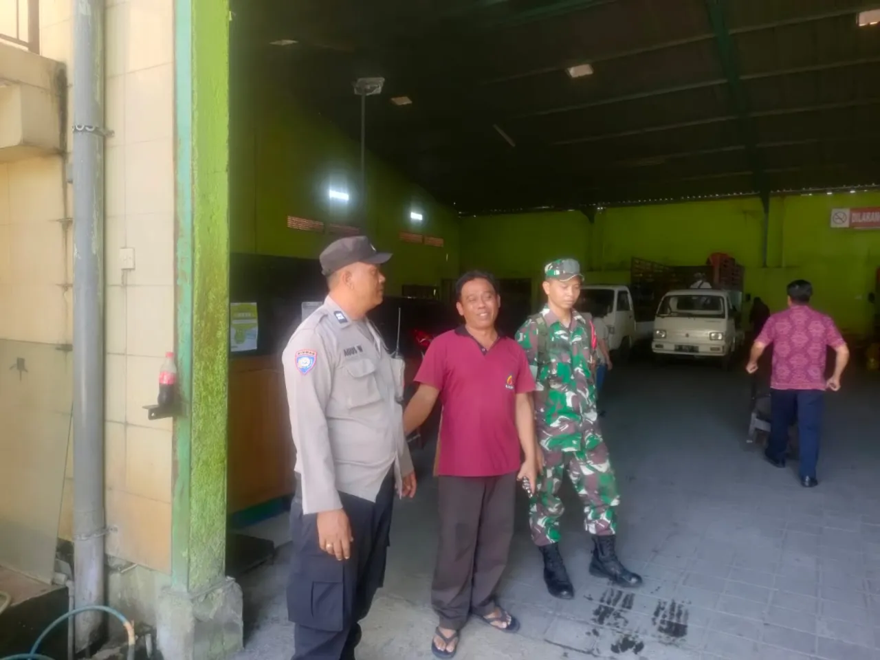 Pastikan Tabung Gas Melon Jelang Nyepi Mencukupi Bhabinkamtibmas Polsek Denbar Sambangi Gudang Elpiji