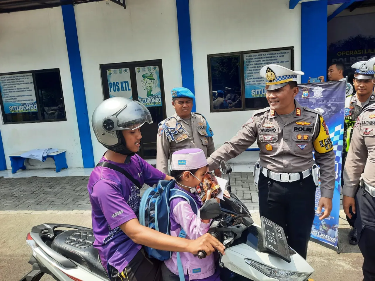 Polisi di Situbondo Bagikan Coklat Bagi Pengendara Tertib