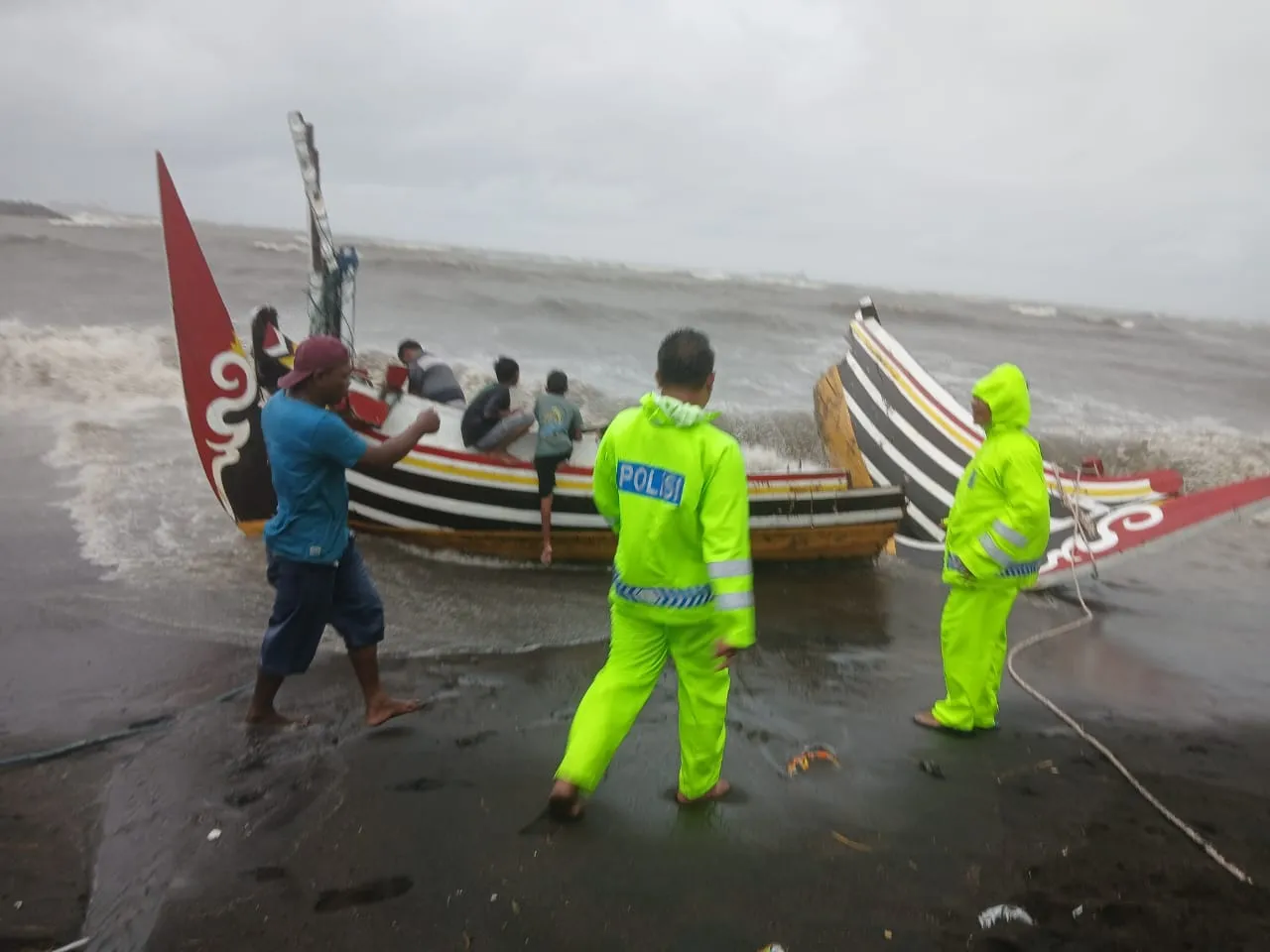 Satpolairud Polres Situbondo Selamatkan Nelayan Ditengah Laut Akibat Kapal Karam