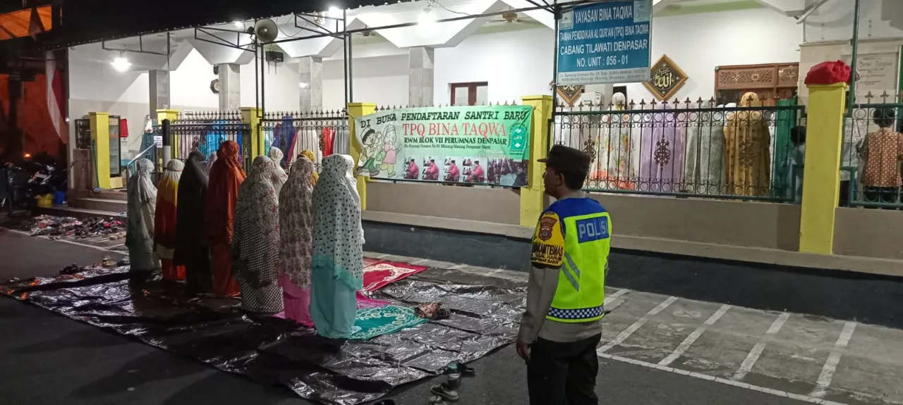 Beri Rasa Aman Kepada Umat Muslim Personel Polsek Denpasar Barat Pengamanan Sholat Tarawih