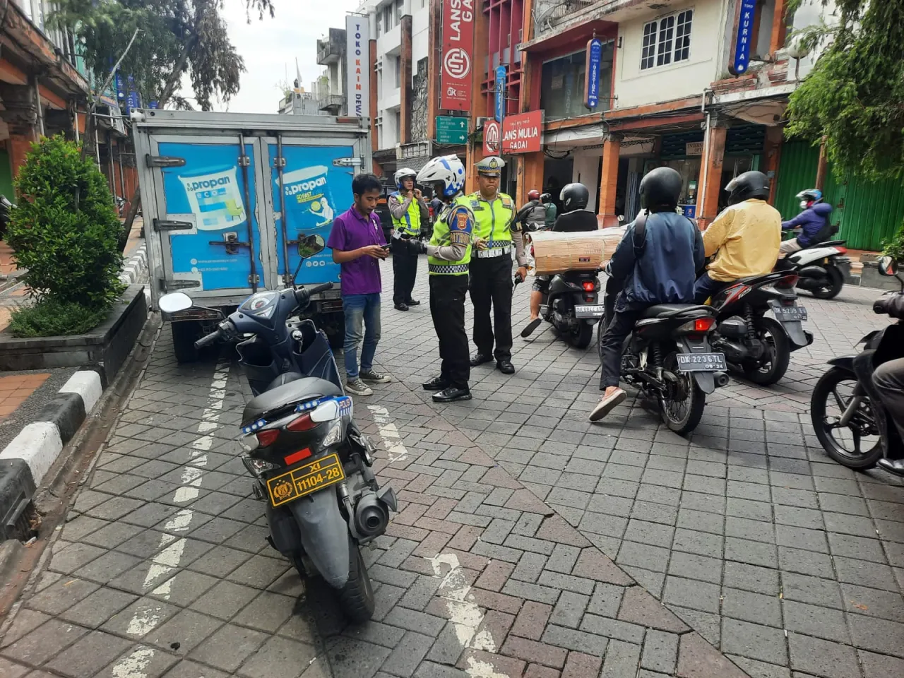 Sat Lantas Bersama Dishub Kota Denpasar tertibkan Kendaraan Parkir Di Jalan Gajahmada